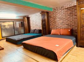 Kolor Red Home,Bungalow Old Quarter,4 paxs,3 mins to Hoan Kiem Lake，位于河内的酒店