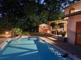 Chambres d'hôte en pleine campagne, accès piscine，位于Marcilloles的酒店