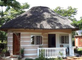 Brownstone Country Home，位于Lira的带停车场的酒店