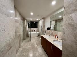 luxury master bedroom with bathtub on golf course road，位于古尔冈的公寓式酒店