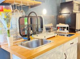 Social Distanсing Approved Nature Getaway!，位于那不勒斯的露营地