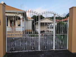 Pineapple villa, Cane Grove，位于Derrick的酒店