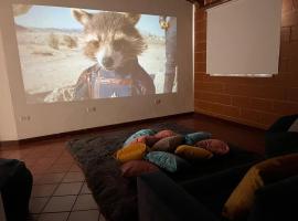 Kyra Sol Cinehome El Carmen Carmen de Viboral Cerca al Centro，位于Carmen de Viboral的酒店