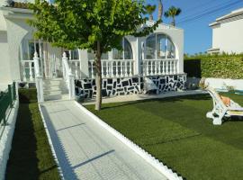 Villa Marie Chalet con JACUZZI en el Mar Menor，位于洛斯纳雷霍斯的酒店