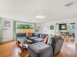 Charming Family-Friendly 2 Bedroom 1 Bathroom Retreat Near Astoria & Beach