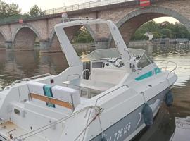 Bateau-gîte sur le halage de la Mayenne，位于LʼHuisserie的船屋