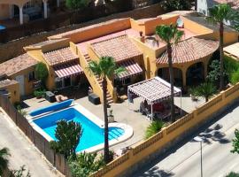 2-bedroom villa with pool in quiet area on Costa Blanca for longer term rental，位于拉努西亚的酒店