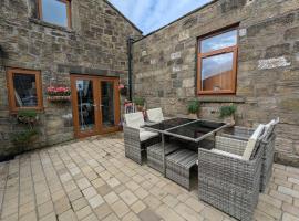 Cozy Cottage Retreat less than a mile from Haworth，位于基斯利的酒店