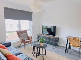 Noah Suite by Koya Homes - 2-Bed Apartment, Cardiff City Stadium View & Free Parking，位于卡迪夫的酒店