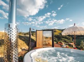 Respiro Glamping Private Retreat with Hot Tub，位于切塞纳的酒店