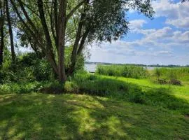 Domek nad jeziorem przy lini brzegowej Górowychy, Pomorze