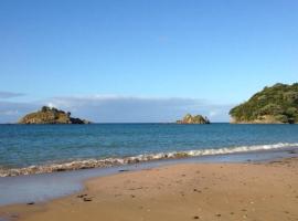 Beautiful Te Ngaere Beach bach with spa pool，位于Kaeo的酒店