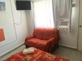 Habitacion con aire acondicionado y sofa en Departamento en el Centro Estacionamiento