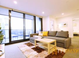 2bd 2bth - Chic Apt in Woden CBD，位于Phillip的酒店