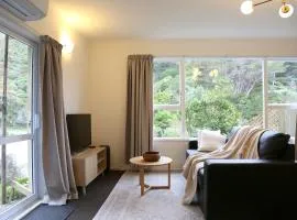 Skyline Haven - Entire Apartment - Free Parking, Wifi - 15m to CBD, Stadium, Ferry