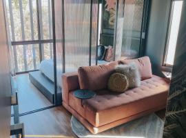 Green Rooms Braddon - Themed Micro Apartments in Canberra's Trendiest Neighborhood，位于Braddon的公寓