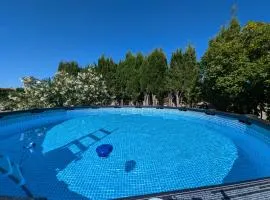 Calme mais proche toutes activités, F3 avec parking, jardin, piscine, wifi, clim dans propriété privée