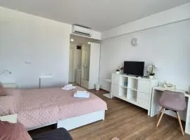 Blaxy Residence E402