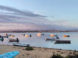 Sunshine, casa de campo e praia, estilo e conforto, espaço e privacidade, perfeita para as suas férias em Olhão，位于蒙卡拉帕舒的酒店