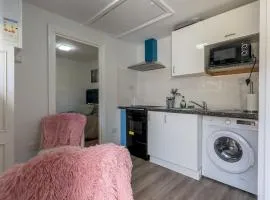 Comfortable 2 Bed Apartment Pass the Keys