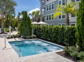 Resort Style - POOL View - HOTUB - Moffitt - Pet - Mid Term Rental - Gated - Gym - Wifi - USF - Elevators - Long Stay - WT1