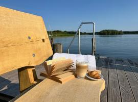Landhotel Rosenhof am Plauer See garni mit E-Lade Säule，位于普劳西的酒店