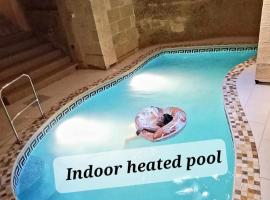 Majsi indoor heated pool B&B door 26，位于圣劳伦斯的酒店