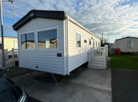 Caravan - 3 Bedrooms, Sleeps 8，位于拉尔的酒店