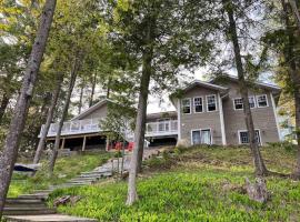 Stunning All-Seasons Muskoka Lakefront Cottage，位于亨茨维尔的酒店