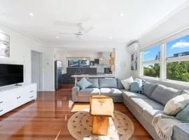 'Highview' Queensland Coastal Charm steps from Beach