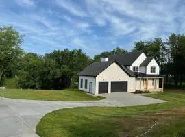 Luxury Home 4B, 3B Sleeps 18 25min to Nashville
