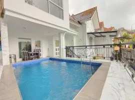 Villa puncak bogor 3 Kamar Tidur at kota bunga - Privat pool dan marble konsep