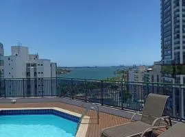 Flat com piscina, academia e vista para o mar