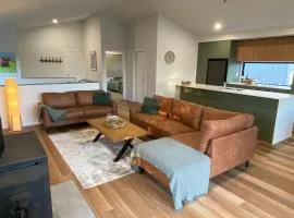 Jindabyne House 2, Modern 3 bedroom home, lake & mountain views with fireplace