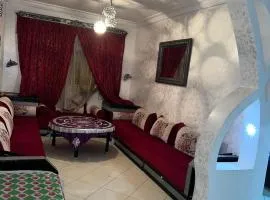 Martil Bel appartement lumineux, situé à seulement 15 minutes à pied et 5 minutes en voiture de la plage, idéal pour les vacances en famille ou entre amis