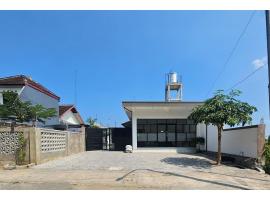Guest House Saqeena Syariah Near Blitar Park RedPartner，位于勿里达的酒店