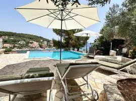 Villa Paladin - Spacious Villa with Pool near Garden Resort - 7 Min walk