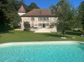 Domaine du Très-Haut - Château de Montanges，位于Montanges的酒店