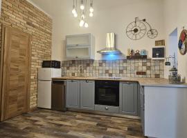 Piața Unirii - Yulia`s Ultra-Central Retreat，位于奥拉迪亚的带停车场的酒店