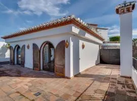 Casa tradicional con bonito jardín