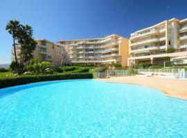 Elegant Apartment with Private Pool, Parking & 5min to beach，位于昂蒂布的酒店