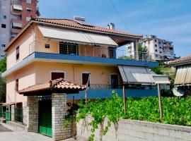 George's Apartment，位于吉诺卡斯特的酒店