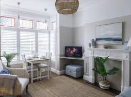 Grove Apartment with Free on street Parking