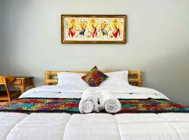 suka homestay，位于沙努尔的带停车场的酒店