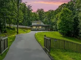 Near Asheville Hot Tub Fire Pit BBQ Sleeps 10