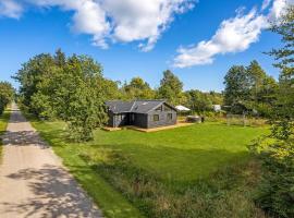 Cozy Home In Ørsted With Sauna，位于厄斯泰兹的酒店