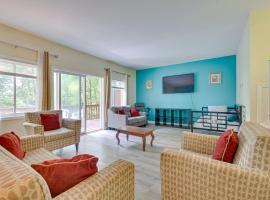 Lake George Townhome with Deck 2 Mi to The Outlets!，位于乔治湖的酒店