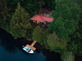 Grinmore Lakehouse with Panoramic View & Hot Tub，位于Emsdale的酒店