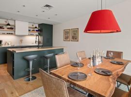 New Spruce Peak Tree House Unit Steps To The Lifts With Big Mountain Views Sleeps 9 By Stowe Mountain Rentals，位于斯托的酒店