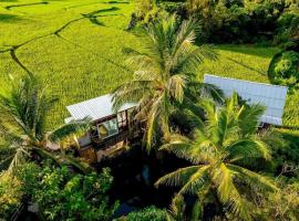 ต้งโฮมสเตย์ กลางทุ่งนา Local Homestay and View，位于南府的带热水浴缸的酒店